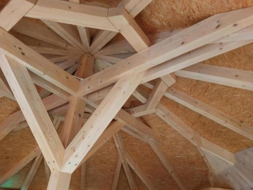 a ceiling of a room with wooden beams at Einzigartige Holzhütte Mit Bergpanorama in Beatenberg