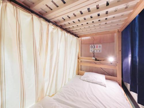 Ένα ή περισσότερα κρεβάτια σε δωμάτιο στο Dormitory サークルテン- Share Room For Male Only 男性専用ドミトリー