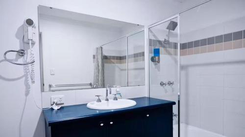 Phòng tắm tại Relax at 42 Cape View Resort