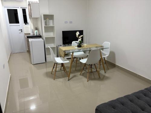 a kitchen and dining room with a table and chairs at Benjamin 194 Suites in La Rioja