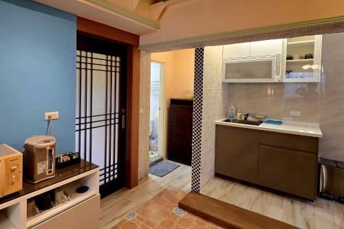 Kuchyň nebo kuchyňský kout v ubytování 鹿港,遇見1952-包棟