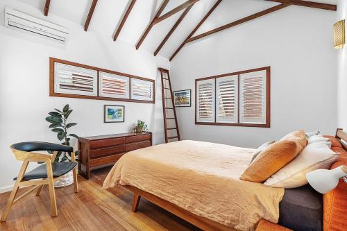 Ένα ή περισσότερα κρεβάτια σε δωμάτιο στο Serenity - A Short Walk To Beach