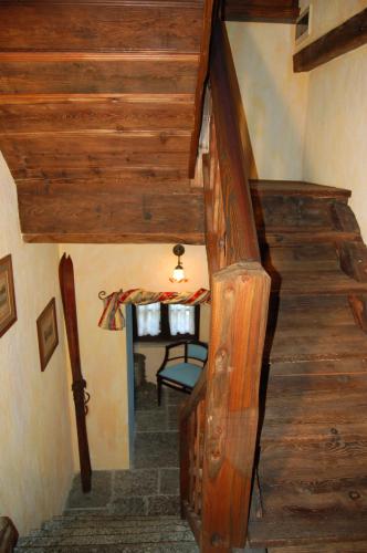 a stairway in a house with a wooden stair case at Le Primule in Piedilago