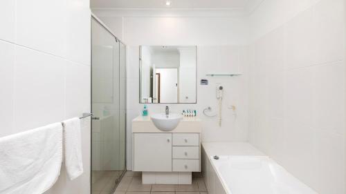 Ένα μπάνιο στο Oaks Pacific Blue Pool spa more in complex