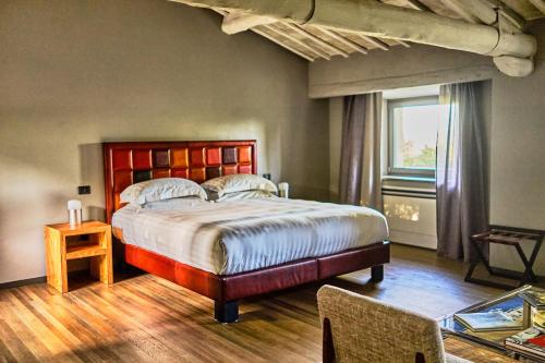 PalazzoneにあるGodiluvaの大きなベッドと窓のある寝室