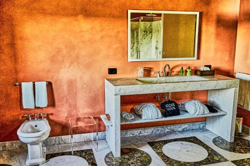 PalazzoneにあるGodiluvaの洗面台とトイレ付きのバスルーム