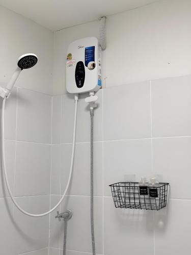 a shower in a bathroom with a hair dryer at GO INN Siriraj Wang Lang - โก อินน์ ศิริราช ตลาดวังหลัง in Bangkok Noi