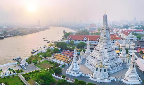 una vista aérea de un templo cerca del río en GO INN Siriraj Wang Lang - โก อินน์ ศิริราช ตลาดวังหลัง Pro, en Bangkok Noi