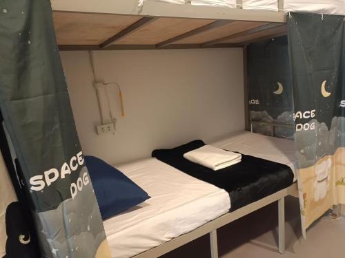 Ένα ή περισσότερα κρεβάτια σε δωμάτιο στο Happy Beach Hostel KOH LANTA