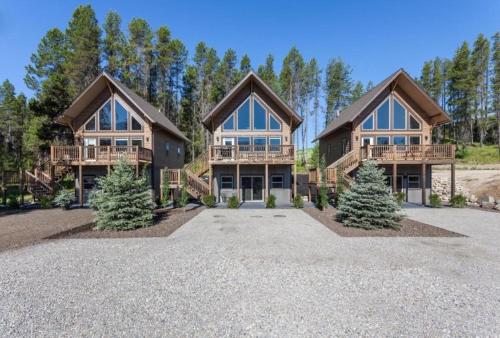 uma grande casa com um grande quintal com árvores em Family-Friendly Cabin Rental with Mountain Vistas near West Glacier, Montana em West Glacier