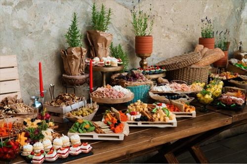 ein Buffet mit verschiedenen Speisen auf einem Tisch in der Unterkunft Eros Green House in Unawatuna