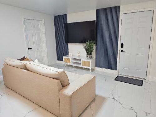 a living room with a couch and a flat screen tv at Apartamento Acogedor con Estilo in Tampa
