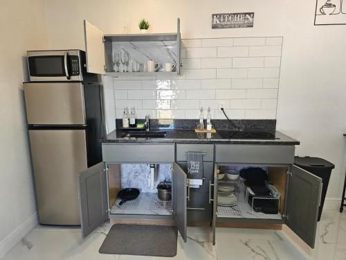 a kitchen with a sink and a refrigerator at Apartamento Acogedor con Estilo in Tampa