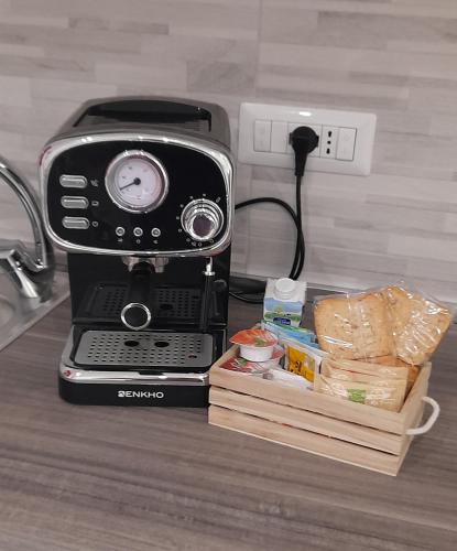 um liquidificador preto sentado em cima de um balcão em Al Borgo em Riano