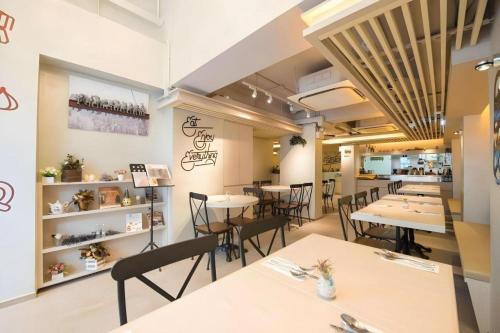 een restaurant met tafels en stoelen in een kamer bij Metroplace Boutique in Hong Kong