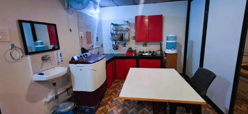 Kuchyň nebo kuchyňský kout v ubytování Private Spacious family 1 Bhk Apartment in Arambol