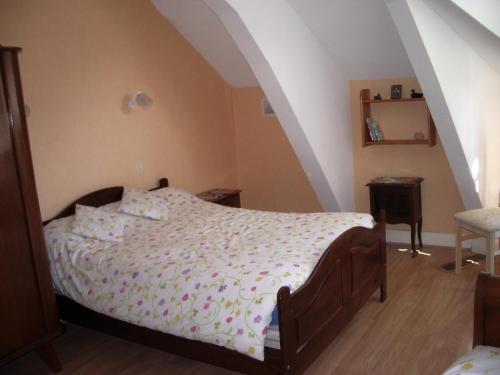 1 dormitorio con 1 cama y un ático en Les Glycines, en Plaimpied-Givaudins
