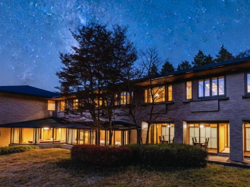 a house at night with a starry sky at 箱根薫風 in Hakone
