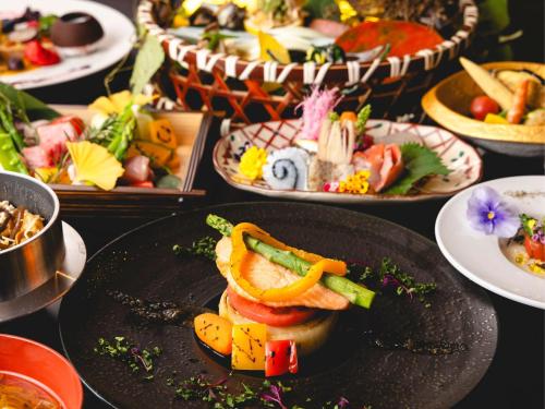 Una mesa llena de platos de comida sobre una mesa. en 箱根薫風, en Hakone