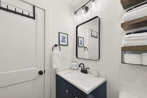 Koupelna v ubytování Modern and Cozy! Fire Pit, Lake, Mammoth Cave