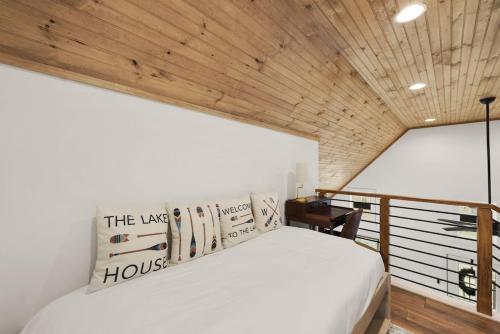 Postel nebo postele na pokoji v ubytování Modern and Cozy! Fire Pit, Lake, Mammoth Cave