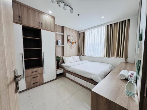 een kleine kamer met een bed en een raam bij Ly's Homestay - Nera Garden Huế in Thôn Văn Dương