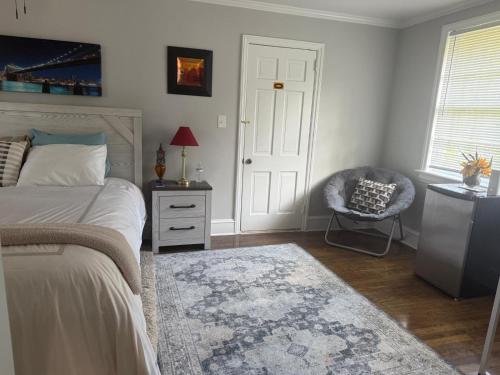 奥尔巴尼Pamoyo Place的卧室配有床、椅子和门