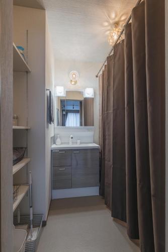 a bathroom with a sink and a mirror at Lumen豊田 ガス乾燥機と駐車場無料の中長期滞在向コンドミニアム in Toyota