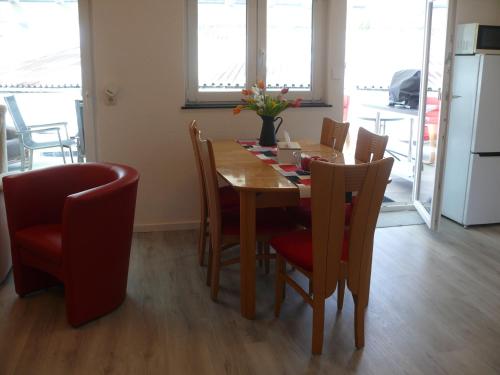 ディーツにある3 Zimmer Ferienwohnung Freiendiezのダイニングルーム(椅子、テーブル、冷蔵庫付)