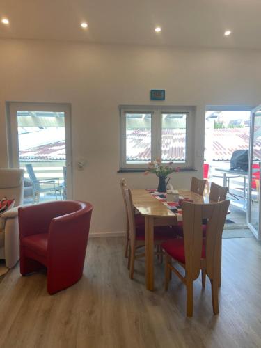 ディーツにある3 Zimmer Ferienwohnung Freiendiezのテーブルと椅子のあるダイニングルーム
