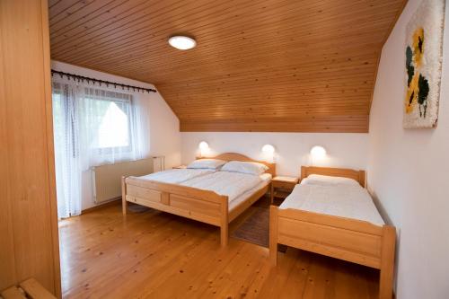 Postel nebo postele na pokoji v ubytování Turistična Kmetija Gartner 3a
