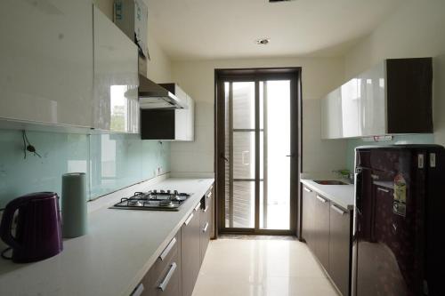 Kuchyň nebo kuchyňský kout v ubytování BK's Villa 10 with Private Pool at Kensville