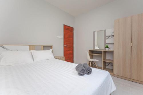 Ένα ή περισσότερα κρεβάτια σε δωμάτιο στο GA-GA-GA A cozy house in a quiet location on Bang Tao Beach