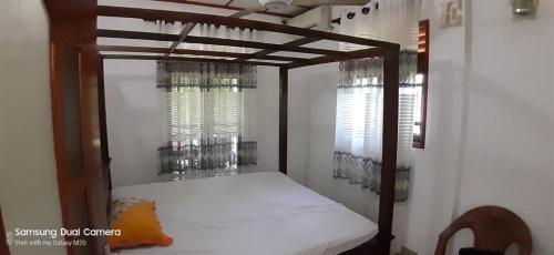 Ένα ή περισσότερα κρεβάτια σε δωμάτιο στο Sam's Villa Weligama