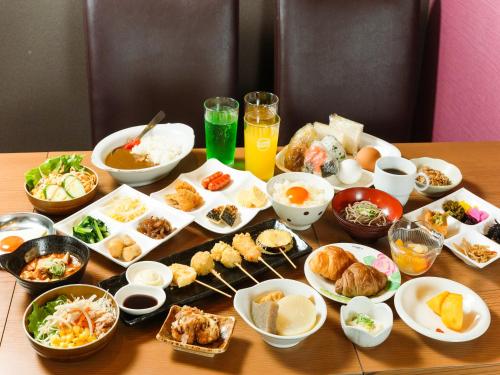 大阪APA Hotel Shin Osaka Minamikata Ekimae的一张桌子,上面有不同种类的食物和饮料