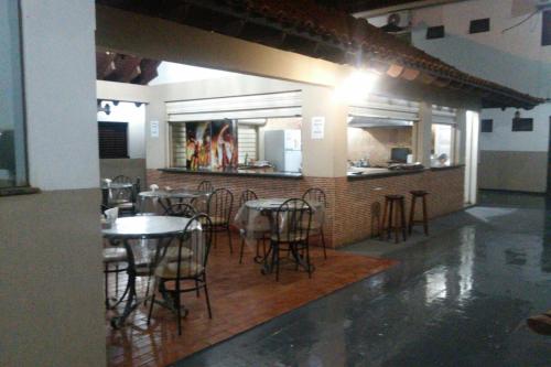 una zona de comedor con mesas y sillas en un restaurante en Barrocos Hotel, en Rondonópolis