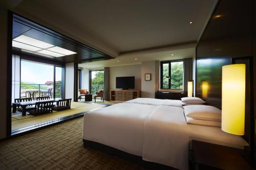 Postel nebo postele na pokoji v ubytování Hyatt Regency Hakone Resort and Spa