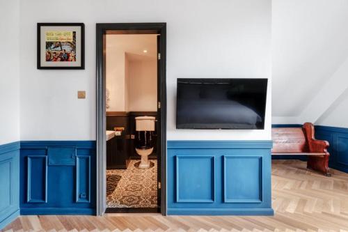 a living room with a blue and white wall at 忙碌的考拉Weeknd Hotel in Moujiakutao