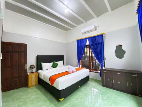 Ένα ή περισσότερα κρεβάτια σε δωμάτιο στο Homestay Syariah Jogja Dekat UII By Simply Homy