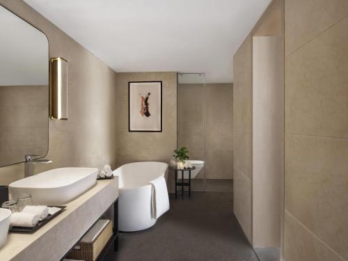 un baño con bañera y lavabo en Novotel Mumbai International Airport, en Bombay