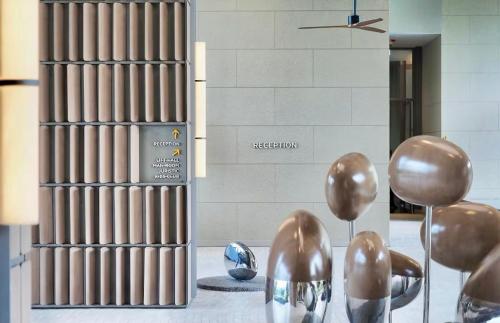 Eine Gruppe von Luftballons, die auf einem Tisch in einem Zimmer sitzen. in der Unterkunft Vehha Skyline Retreat Condo Corner- Unit 1B & 2B LuxSuite in Hua Hin