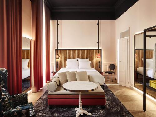 una habitación de hotel con una cama y una mesa en Mama Shelter Rennes, en Rennes