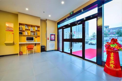 Μια τηλεόραση ή/και κέντρο ψυχαγωγίας στο 7 Days Premium·Shihezi Passenger Terminal