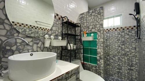 Koupelna v ubytování Двухкомнатный дом на Бангтао ДИН