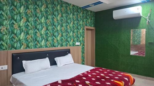 Un pat sau paturi într-o cameră la Hotel Shree ji