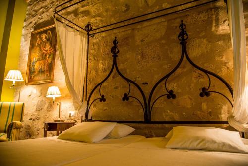 
a bedroom with a large bed and a large mirror at Hotel Boutique Posada Dos Orillas in Trujillo
