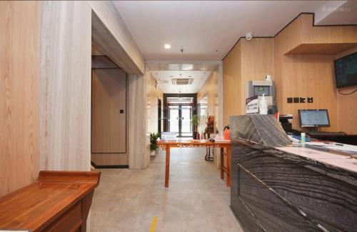 TV a/nebo společenská místnost v ubytování Fenggu Hotel, Beijing Aoshikai Yunlong Tourism Hotel