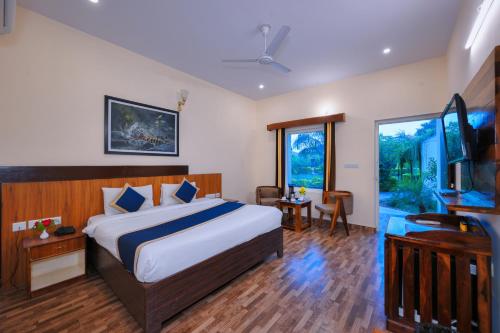 Postel nebo postele na pokoji v ubytování Ranthambore Nature Camp Resort