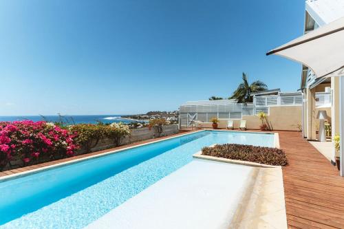 Villa 'Florence' avec longue piscine et vue mer panoramique