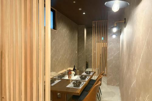 een eetkamer met een tafel en stoelen in een kamer bij 今宵の宿 中州庵 in Fukuoka